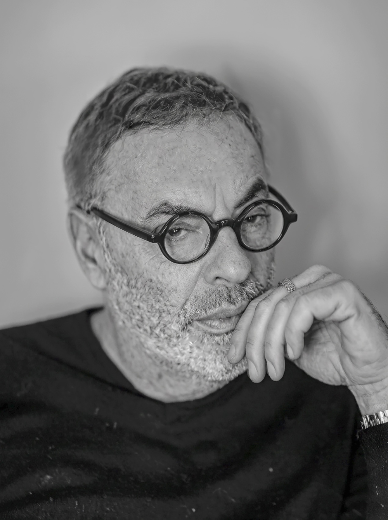 Portrait en noir et blanc de Gérard Hartenstein, psychanalyste à Paris